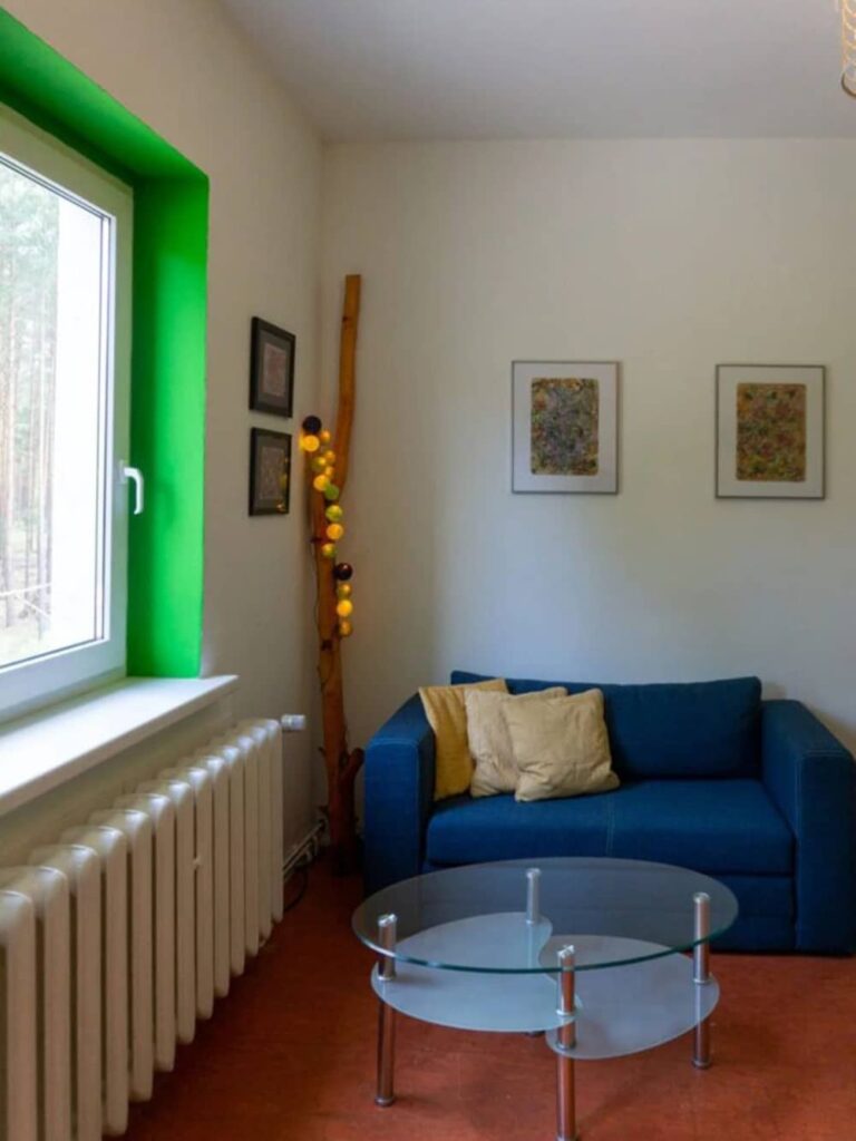 Großzügige 3-Zimmer-Wohnung (95 m²) im 1. OG, möbliert mit Küche, Bad, Keller, Garten & Stellplatz. Kaltmiete 1.000 € + 200 € NK. Ruhige Lage in Grünheide-Kagel nahe Berlin, umgeben von Wäldern & Seen mit guter ÖPNV-Anbindung (RE1, Bus 429) sowie Einkaufsmöglichkeiten in Grünheide & Herzfelde.