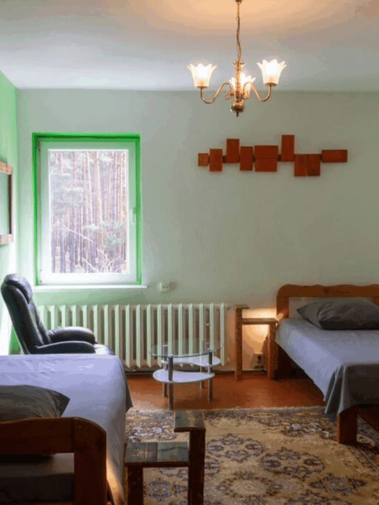 Großzügige 3-Zimmer-Wohnung (95 m²) im 1. OG, möbliert mit Küche, Bad, Keller, Garten & Stellplatz. Kaltmiete 1.000 € + 200 € NK. Ruhige Lage in Grünheide-Kagel nahe Berlin, umgeben von Wäldern & Seen mit guter ÖPNV-Anbindung (RE1, Bus 429) sowie Einkaufsmöglichkeiten in Grünheide & Herzfelde.