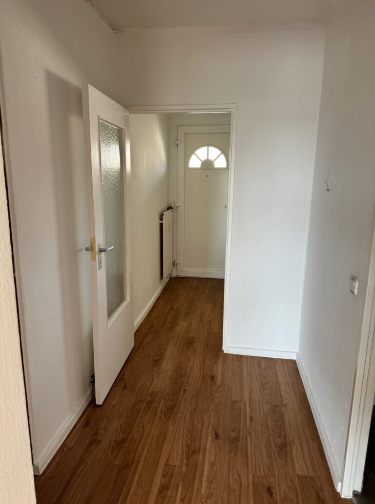 Helle 1-Zimmer-Wohnung (45 m²) im 4. OG Vorderhaus mit Aufzug & Balkon, Residenzstr., Reinickendorf. Kaltmiete 780 € + 150 € BK/HK, Kaution 3 KM. Mit Küche & Bad. Gepflegt, ruhig & gut angebunden – U-Bahn und Einkaufsmöglichkeiten direkt vor der Tür. Sofort frei.