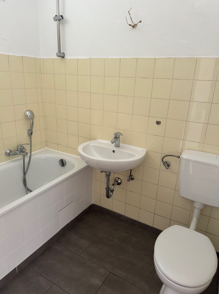 Helle 1-Zimmer-Wohnung (45 m²) im 4. OG Vorderhaus mit Aufzug & Balkon, Residenzstr., Reinickendorf. Kaltmiete 780 € + 150 € BK/HK, Kaution 3 KM. Mit Küche & Bad. Gepflegt, ruhig & gut angebunden – U-Bahn und Einkaufsmöglichkeiten direkt vor der Tür. Sofort frei.