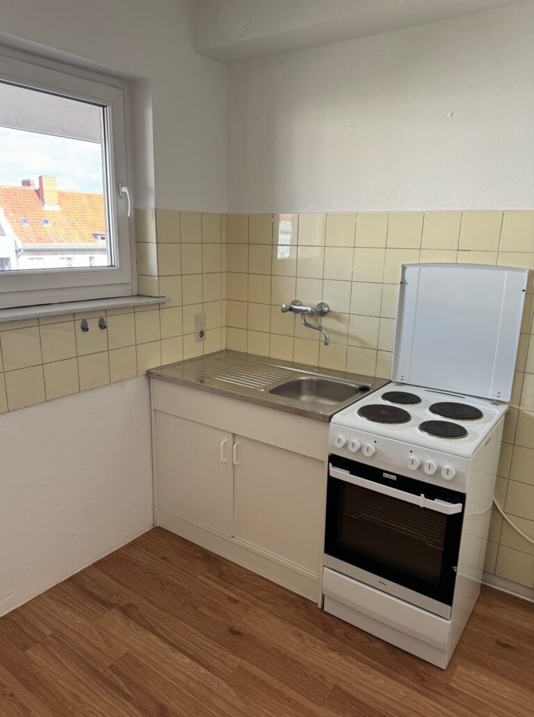 Helle 1-Zimmer-Wohnung (45 m²) im 4. OG Vorderhaus mit Aufzug & Balkon, Residenzstr., Reinickendorf. Kaltmiete 780 € + 150 € BK/HK, Kaution 3 KM. Mit Küche & Bad. Gepflegt, ruhig & gut angebunden – U-Bahn und Einkaufsmöglichkeiten direkt vor der Tür. Sofort frei.