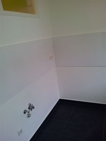 Helle 2-Zimmer-Wohnung (61 m²) im 4. OG rechts außen mit Küche, Duschbad, Balkon, Aufzug & Kellerraum. Kaltmiete 405 € + 137 € BK + 78 € HK, Kaution 3 KM. Ruhige Lage nahe U-Bhf. Karl-Marx-Straße & Hasenheide. Optionaler PKW-Stellplatz anmietbar.