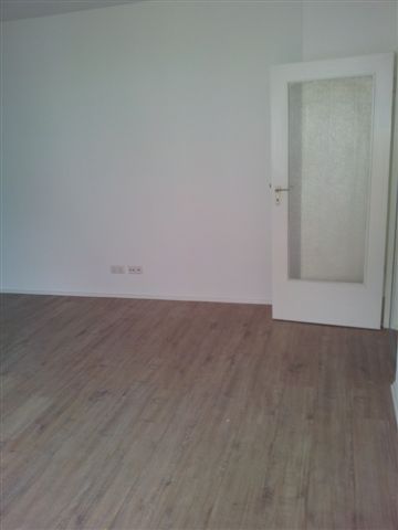 Helle 2-Zimmer-Wohnung (61 m²) im 4. OG rechts außen mit Küche, Duschbad, Balkon, Aufzug & Kellerraum. Kaltmiete 405 € + 137 € BK + 78 € HK, Kaution 3 KM. Ruhige Lage nahe U-Bhf. Karl-Marx-Straße & Hasenheide. Optionaler PKW-Stellplatz anmietbar.