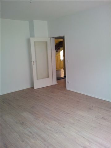 Helle 2-Zimmer-Wohnung (61 m²) im 4. OG rechts außen mit Küche, Duschbad, Balkon, Aufzug & Kellerraum. Kaltmiete 405 € + 137 € BK + 78 € HK, Kaution 3 KM. Ruhige Lage nahe U-Bhf. Karl-Marx-Straße & Hasenheide. Optionaler PKW-Stellplatz anmietbar.