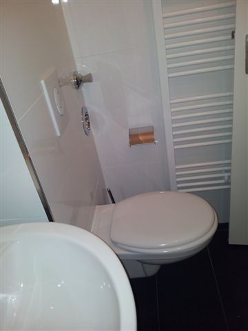 Helle 2-Zimmer-Wohnung (61 m²) im 4. OG rechts außen mit Küche, Duschbad, Balkon, Aufzug & Kellerraum. Kaltmiete 405 € + 137 € BK + 78 € HK, Kaution 3 KM. Ruhige Lage nahe U-Bhf. Karl-Marx-Straße & Hasenheide. Optionaler PKW-Stellplatz anmietbar.