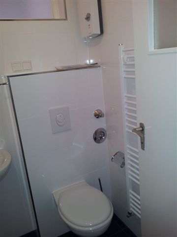 Helle 2-Zimmer-Wohnung (61 m²) im 4. OG rechts außen mit Küche, Duschbad, Balkon, Aufzug & Kellerraum. Kaltmiete 405 € + 137 € BK + 78 € HK, Kaution 3 KM. Ruhige Lage nahe U-Bhf. Karl-Marx-Straße & Hasenheide. Optionaler PKW-Stellplatz anmietbar.