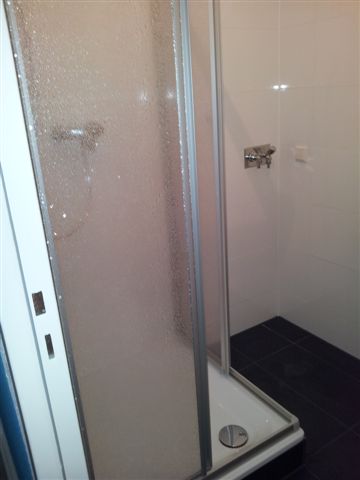 Helle 2-Zimmer-Wohnung (61 m²) im 4. OG rechts außen mit Küche, Duschbad, Balkon, Aufzug & Kellerraum. Kaltmiete 405 € + 137 € BK + 78 € HK, Kaution 3 KM. Ruhige Lage nahe U-Bhf. Karl-Marx-Straße & Hasenheide. Optionaler PKW-Stellplatz anmietbar.