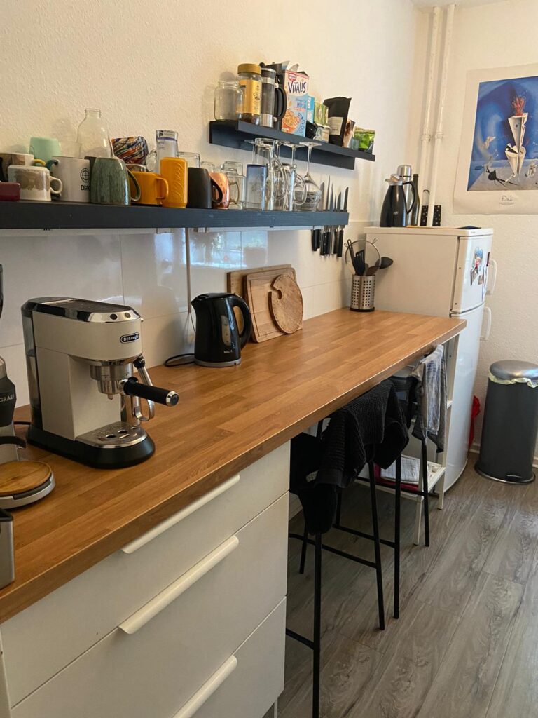 Gepflegte 2-Zimmer-Wohnung (58 m²) im EG, Roseggerstr., 12043 Berlin. Kaltmiete 880 € + 180 € BK/HK, Kaution 3 KM. Mit Küche, Bad & Keller. Ruhige Lage nahe Karl-Marx-Straße, gute Anbindung & Einkaufsmöglichkeiten. Ideal für Singles oder Paare. Sofort frei.