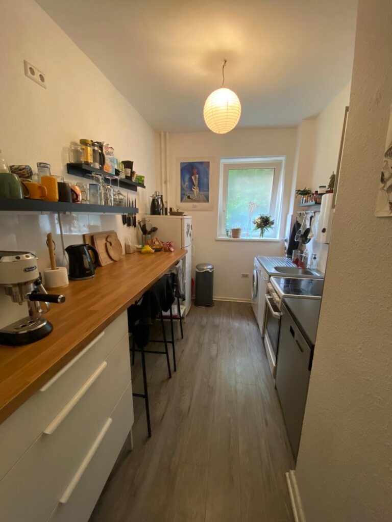 Gepflegte 2-Zimmer-Wohnung (58 m²) im EG, Roseggerstr., 12043 Berlin. Kaltmiete 880 € + 180 € BK/HK, Kaution 3 KM. Mit Küche, Bad & Keller. Ruhige Lage nahe Karl-Marx-Straße, gute Anbindung & Einkaufsmöglichkeiten. Ideal für Singles oder Paare. Sofort frei.