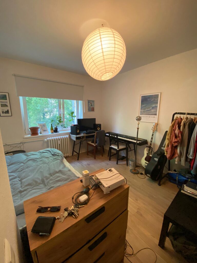 Gepflegte 2-Zimmer-Wohnung (58 m²) im EG, Roseggerstr., 12043 Berlin. Kaltmiete 880 € + 180 € BK/HK, Kaution 3 KM. Mit Küche, Bad & Keller. Ruhige Lage nahe Karl-Marx-Straße, gute Anbindung & Einkaufsmöglichkeiten. Ideal für Singles oder Paare. Sofort frei.