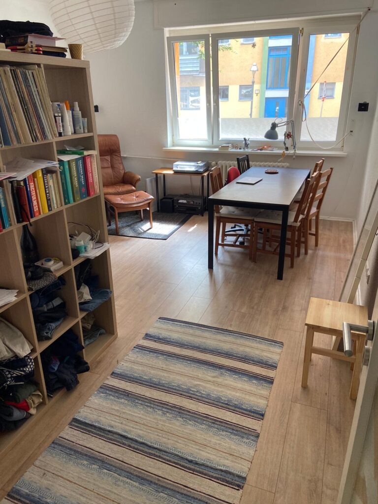 Gepflegte 2-Zimmer-Wohnung (58 m²) im EG, Roseggerstr., 12043 Berlin. Kaltmiete 880 € + 180 € BK/HK, Kaution 3 KM. Mit Küche, Bad & Keller. Ruhige Lage nahe Karl-Marx-Straße, gute Anbindung & Einkaufsmöglichkeiten. Ideal für Singles oder Paare. Sofort frei.