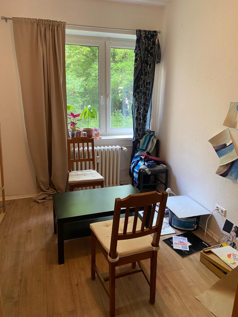 Gepflegte 2-Zimmer-Wohnung (58 m²) im EG, Roseggerstr., 12043 Berlin. Kaltmiete 880 € + 180 € BK/HK, Kaution 3 KM. Mit Küche, Bad & Keller. Ruhige Lage nahe Karl-Marx-Straße, gute Anbindung & Einkaufsmöglichkeiten. Ideal für Singles oder Paare. Sofort frei.