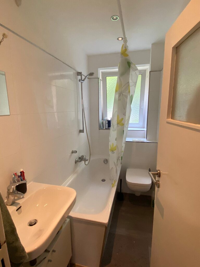 Gepflegte 2-Zimmer-Wohnung (58 m²) im EG, Roseggerstr., 12043 Berlin. Kaltmiete 880 € + 180 € BK/HK, Kaution 3 KM. Mit Küche, Bad & Keller. Ruhige Lage nahe Karl-Marx-Straße, gute Anbindung & Einkaufsmöglichkeiten. Ideal für Singles oder Paare. Sofort frei.