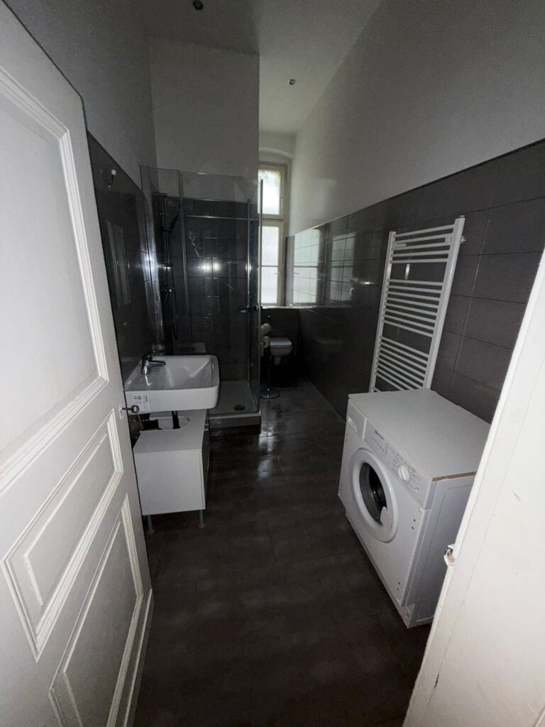 Komplett sanierte 2-Zimmer-Altbauwohnung (64 m²) im 2. OG, Schillerstr., Berlin. Kaltmiete 990 € + 180 € BK/HK, Kaution 3 KM. Mit schönen Dielen, modernem Bad, separater Küche & Keller. Helle, ruhige Lage mit klassischem Altbauflair – ideal für Singles oder Paare. Sofort verfügbar.