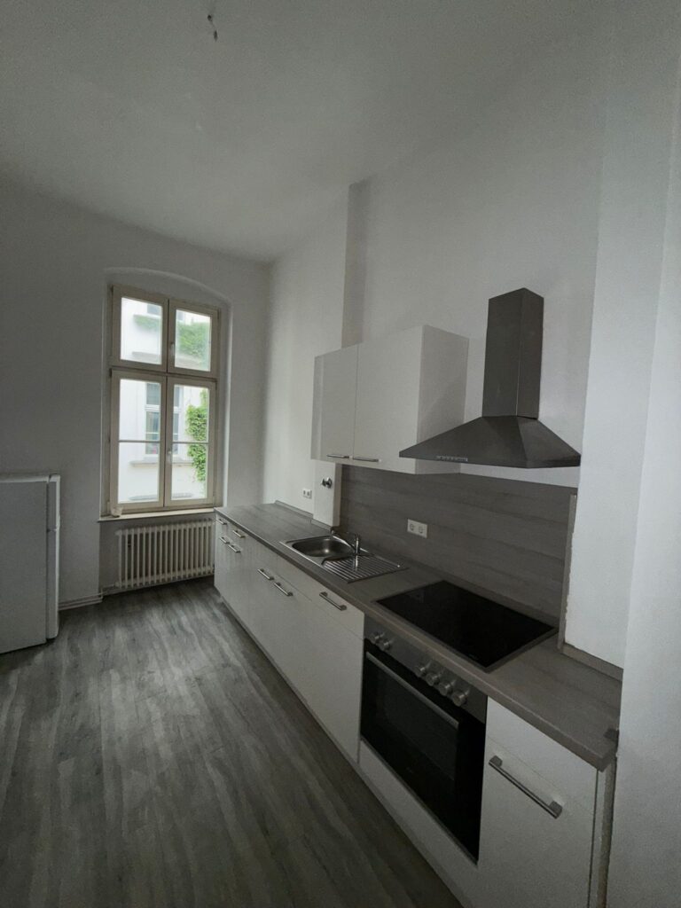 Komplett sanierte 2-Zimmer-Altbauwohnung (64 m²) im 2. OG, Schillerstr., Berlin. Kaltmiete 990 € + 180 € BK/HK, Kaution 3 KM. Mit schönen Dielen, modernem Bad, separater Küche & Keller. Helle, ruhige Lage mit klassischem Altbauflair – ideal für Singles oder Paare. Sofort verfügbar.