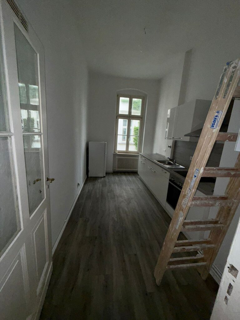 Komplett sanierte 2-Zimmer-Altbauwohnung (64 m²) im 2. OG, Schillerstr., Berlin. Kaltmiete 990 € + 180 € BK/HK, Kaution 3 KM. Mit schönen Dielen, modernem Bad, separater Küche & Keller. Helle, ruhige Lage mit klassischem Altbauflair – ideal für Singles oder Paare. Sofort verfügbar.