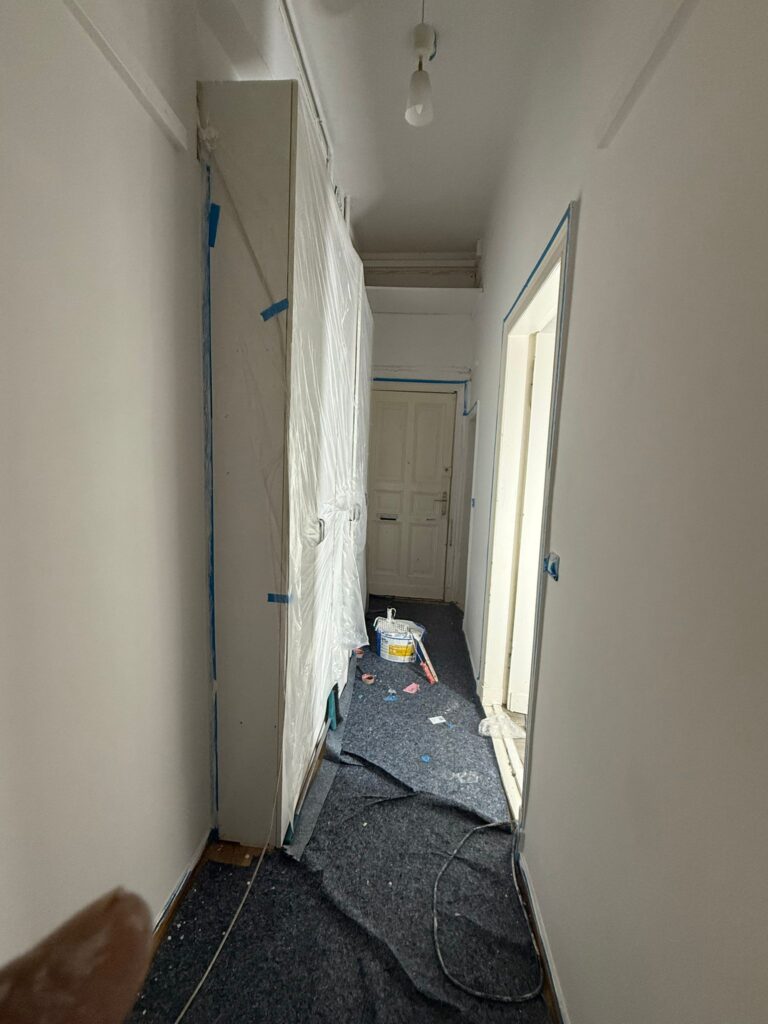 Komplett sanierte 2-Zimmer-Altbauwohnung (64 m²) im 2. OG, Schillerstr., Berlin. Kaltmiete 990 € + 180 € BK/HK, Kaution 3 KM. Mit schönen Dielen, modernem Bad, separater Küche & Keller. Helle, ruhige Lage mit klassischem Altbauflair – ideal für Singles oder Paare. Sofort verfügbar.