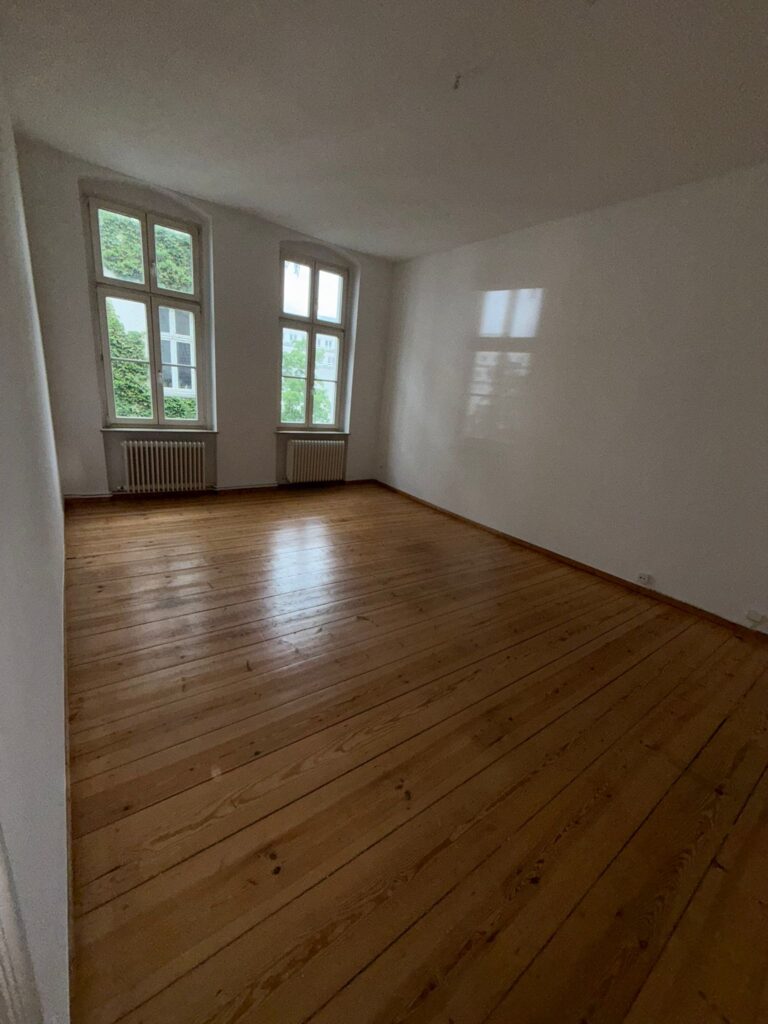 Komplett sanierte 2-Zimmer-Altbauwohnung (64 m²) im 2. OG, Schillerstr., Berlin. Kaltmiete 990 € + 180 € BK/HK, Kaution 3 KM. Mit schönen Dielen, modernem Bad, separater Küche & Keller. Helle, ruhige Lage mit klassischem Altbauflair – ideal für Singles oder Paare. Sofort verfügbar.