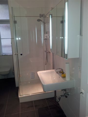 Großzügige 4-Zimmer-Altbauwohnung (144 m²) im VH 4. OG mit Einbauküche, Duschbad, Flügeltüren & Keller. Kaltmiete 1.332 € + 190 € BK, Kaution 3 KM. Zentrale, ruhige Lage in Charlottenburg nahe Savignyplatz & Wilmersdorfer Straße mit exzellenter ÖPNV-Anbindung (U2, U7, S-Bahn).