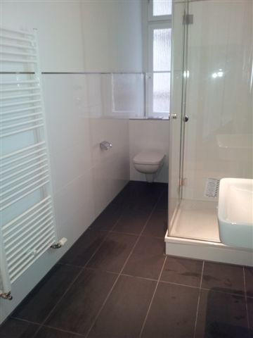 Großzügige 4-Zimmer-Altbauwohnung (144 m²) im VH 4. OG mit Einbauküche, Duschbad, Flügeltüren & Keller. Kaltmiete 1.332 € + 190 € BK, Kaution 3 KM. Zentrale, ruhige Lage in Charlottenburg nahe Savignyplatz & Wilmersdorfer Straße mit exzellenter ÖPNV-Anbindung (U2, U7, S-Bahn).