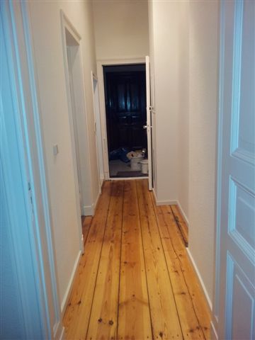 Großzügige 4-Zimmer-Altbauwohnung (144 m²) im VH 4. OG mit Einbauküche, Duschbad, Flügeltüren & Keller. Kaltmiete 1.332 € + 190 € BK, Kaution 3 KM. Zentrale, ruhige Lage in Charlottenburg nahe Savignyplatz & Wilmersdorfer Straße mit exzellenter ÖPNV-Anbindung (U2, U7, S-Bahn).