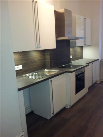 Großzügige 4-Zimmer-Altbauwohnung (144 m²) im VH 4. OG mit Einbauküche, Duschbad, Flügeltüren & Keller. Kaltmiete 1.332 € + 190 € BK, Kaution 3 KM. Zentrale, ruhige Lage in Charlottenburg nahe Savignyplatz & Wilmersdorfer Straße mit exzellenter ÖPNV-Anbindung (U2, U7, S-Bahn).