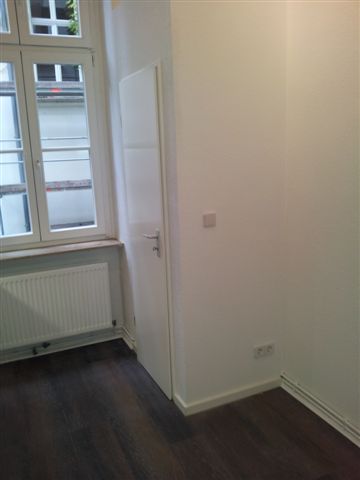 Großzügige 4-Zimmer-Altbauwohnung (144 m²) im VH 4. OG mit Einbauküche, Duschbad, Flügeltüren & Keller. Kaltmiete 1.332 € + 190 € BK, Kaution 3 KM. Zentrale, ruhige Lage in Charlottenburg nahe Savignyplatz & Wilmersdorfer Straße mit exzellenter ÖPNV-Anbindung (U2, U7, S-Bahn).