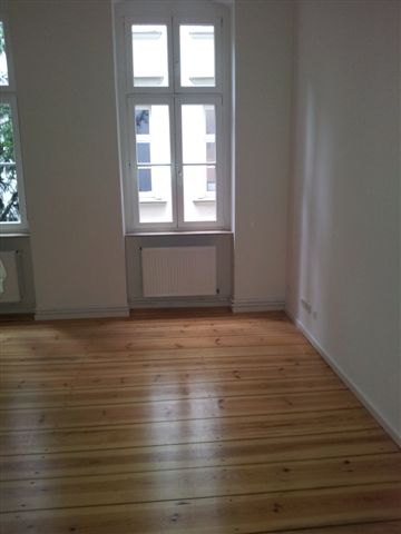 Großzügige 4-Zimmer-Altbauwohnung (144 m²) im VH 4. OG mit Einbauküche, Duschbad, Flügeltüren & Keller. Kaltmiete 1.332 € + 190 € BK, Kaution 3 KM. Zentrale, ruhige Lage in Charlottenburg nahe Savignyplatz & Wilmersdorfer Straße mit exzellenter ÖPNV-Anbindung (U2, U7, S-Bahn).