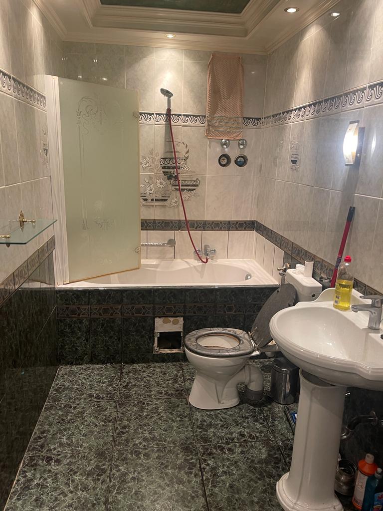 Schöne 2-Zimmer-Wohnung (66,54 m²) im 2. OG links mitte mit Küche, Badewanne, Balkon & Fahrstuhl. Kaltmiete 495 € + 180 € BK + 112 € HK, Kaution 3 KM. Attraktive Lage nahe U-Bhf. Residenzstraße mit guter Infrastruktur & Verkehrsanbindung.