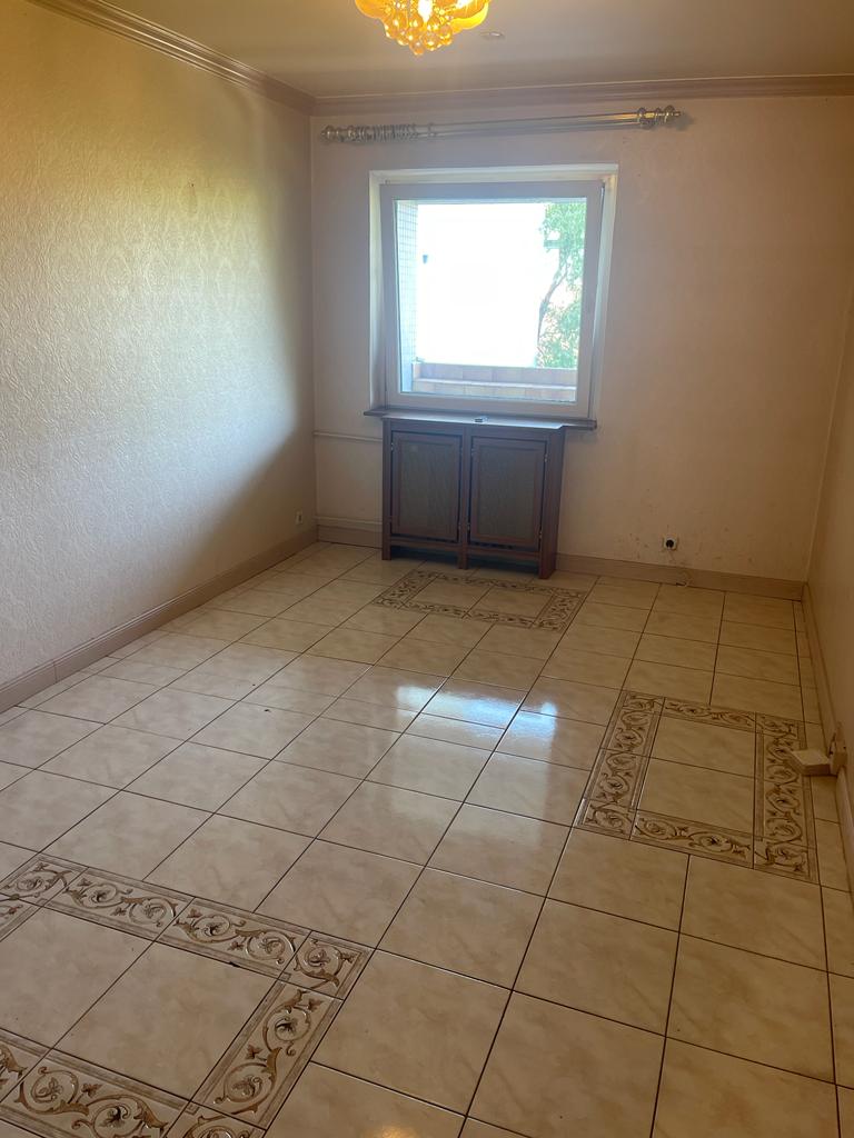 Schöne 2-Zimmer-Wohnung (66,54 m²) im 2. OG links mitte mit Küche, Badewanne, Balkon & Fahrstuhl. Kaltmiete 495 € + 180 € BK + 112 € HK, Kaution 3 KM. Attraktive Lage nahe U-Bhf. Residenzstraße mit guter Infrastruktur & Verkehrsanbindung.