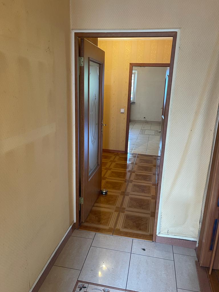 Schöne 2-Zimmer-Wohnung (66,54 m²) im 2. OG links mitte mit Küche, Badewanne, Balkon & Fahrstuhl. Kaltmiete 495 € + 180 € BK + 112 € HK, Kaution 3 KM. Attraktive Lage nahe U-Bhf. Residenzstraße mit guter Infrastruktur & Verkehrsanbindung.