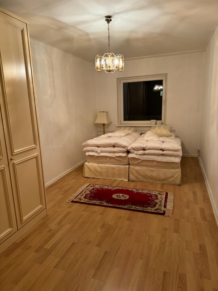 Möblierte 2-Zimmer-Wohnung (75 m²) im 3. OG links mit Küche, Badewanne, Balkon & Fahrstuhl. Voll ausgestattet & sofort bezugsfertig. Kaltmiete 915 € + 130 € BK + 130 € HK, Kaution 3 KM. Attraktive Lage nahe U-Bhf. Residenzstraße mit guter Infrastruktur & Verkehrsanbindung.