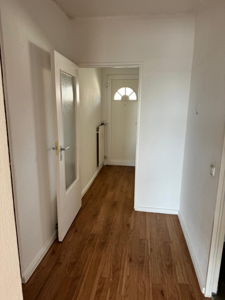 Helle 2-Zimmer-Wohnung (66 m²) im 4. OG mit Küche, Badewanne, Balkon & Fahrstuhl. Kaltmiete 700 € + 150 € BK + 140 € HK, Kaution 3 KM. Ruhige Lage nahe U-Bhf. Residenzstraße mit guter Infrastruktur & Verkehrsanbindung.