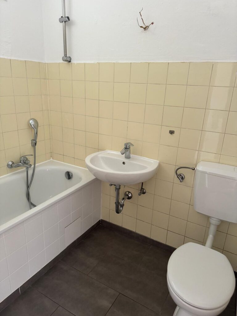 Helle 2-Zimmer-Wohnung (66 m²) im 4. OG mit Küche, Badewanne, Balkon & Fahrstuhl. Kaltmiete 700 € + 150 € BK + 140 € HK, Kaution 3 KM. Ruhige Lage nahe U-Bhf. Residenzstraße mit guter Infrastruktur & Verkehrsanbindung.