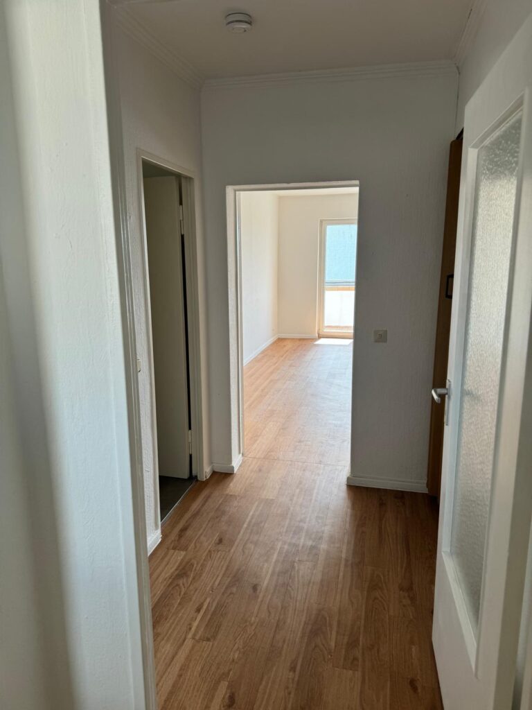 Helle 2-Zimmer-Wohnung (66 m²) im 4. OG mit Küche, Badewanne, Balkon & Fahrstuhl. Kaltmiete 700 € + 150 € BK + 140 € HK, Kaution 3 KM. Ruhige Lage nahe U-Bhf. Residenzstraße mit guter Infrastruktur & Verkehrsanbindung.