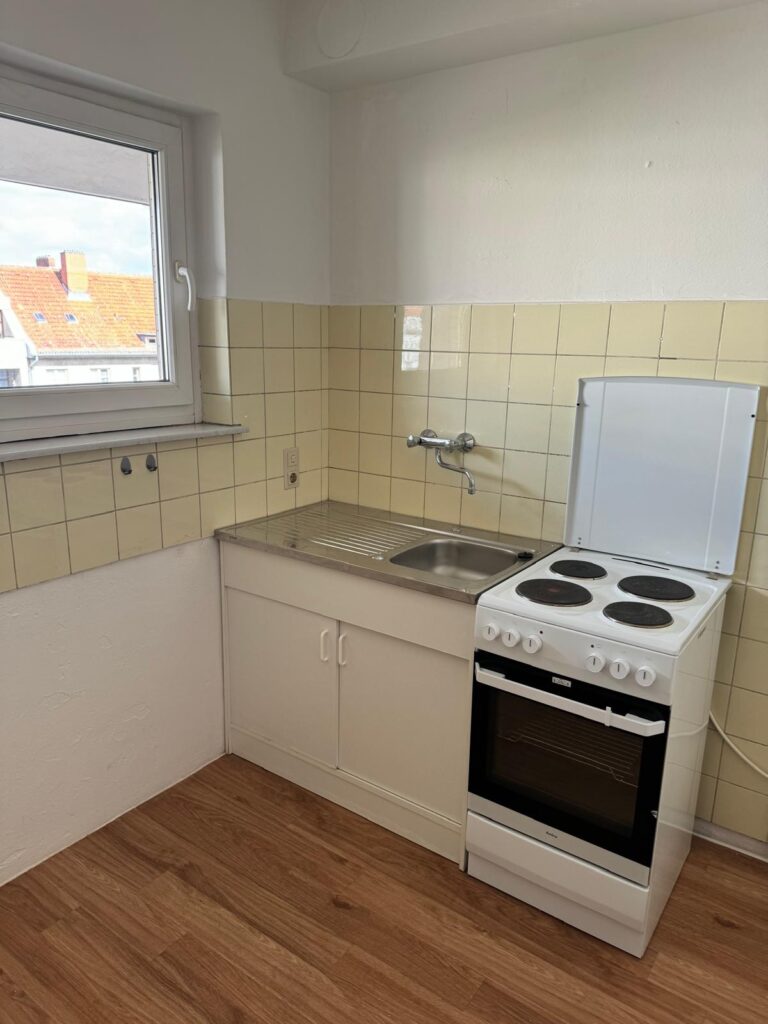 Helle 2-Zimmer-Wohnung (66 m²) im 4. OG mit Küche, Badewanne, Balkon & Fahrstuhl. Kaltmiete 700 € + 150 € BK + 140 € HK, Kaution 3 KM. Ruhige Lage nahe U-Bhf. Residenzstraße mit guter Infrastruktur & Verkehrsanbindung.