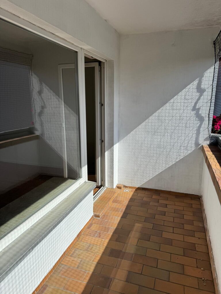 Helle 2-Zimmer-Wohnung (66 m²) im 4. OG mit Küche, Badewanne, Balkon & Fahrstuhl. Kaltmiete 700 € + 150 € BK + 140 € HK, Kaution 3 KM. Ruhige Lage nahe U-Bhf. Residenzstraße mit guter Infrastruktur & Verkehrsanbindung.