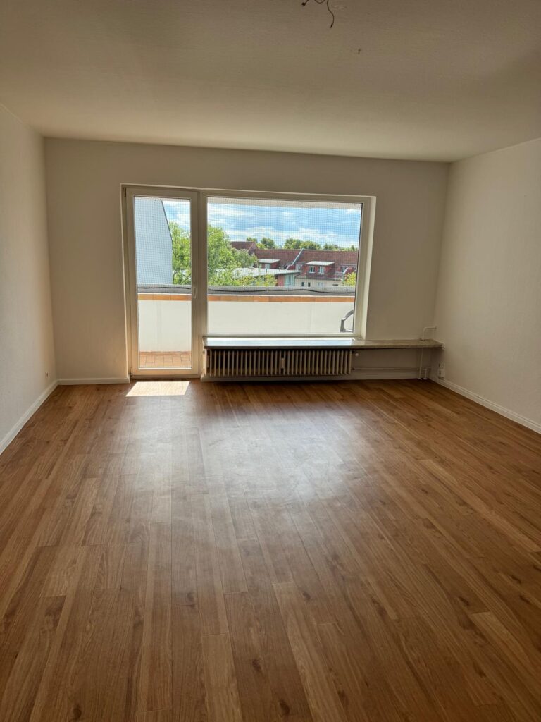 Helle 2-Zimmer-Wohnung (66 m²) im 4. OG mit Küche, Badewanne, Balkon & Fahrstuhl. Kaltmiete 700 € + 150 € BK + 140 € HK, Kaution 3 KM. Ruhige Lage nahe U-Bhf. Residenzstraße mit guter Infrastruktur & Verkehrsanbindung.