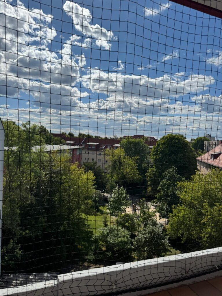 Helle 2-Zimmer-Wohnung (66 m²) im 4. OG mit Küche, Badewanne, Balkon & Fahrstuhl. Kaltmiete 700 € + 150 € BK + 140 € HK, Kaution 3 KM. Ruhige Lage nahe U-Bhf. Residenzstraße mit guter Infrastruktur & Verkehrsanbindung.