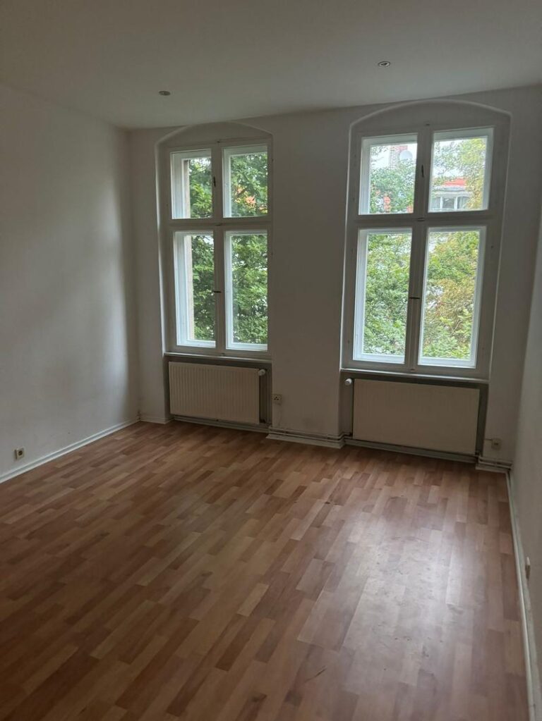 Gemütliche 1-Zimmer-Altbauwohnung (33,43 m²) im 3. OG rechts mit Küche, Duschbad & Keller. Kaltmiete 525 € + 75 € BK, Kaution 3 KM. Ruhige Lage in Reinickendorf mit guter Infrastruktur, nahe Schäfersee & Rehberge. Sehr gute Anbindung über U8, Buslinien & A111 in die Innenstadt.