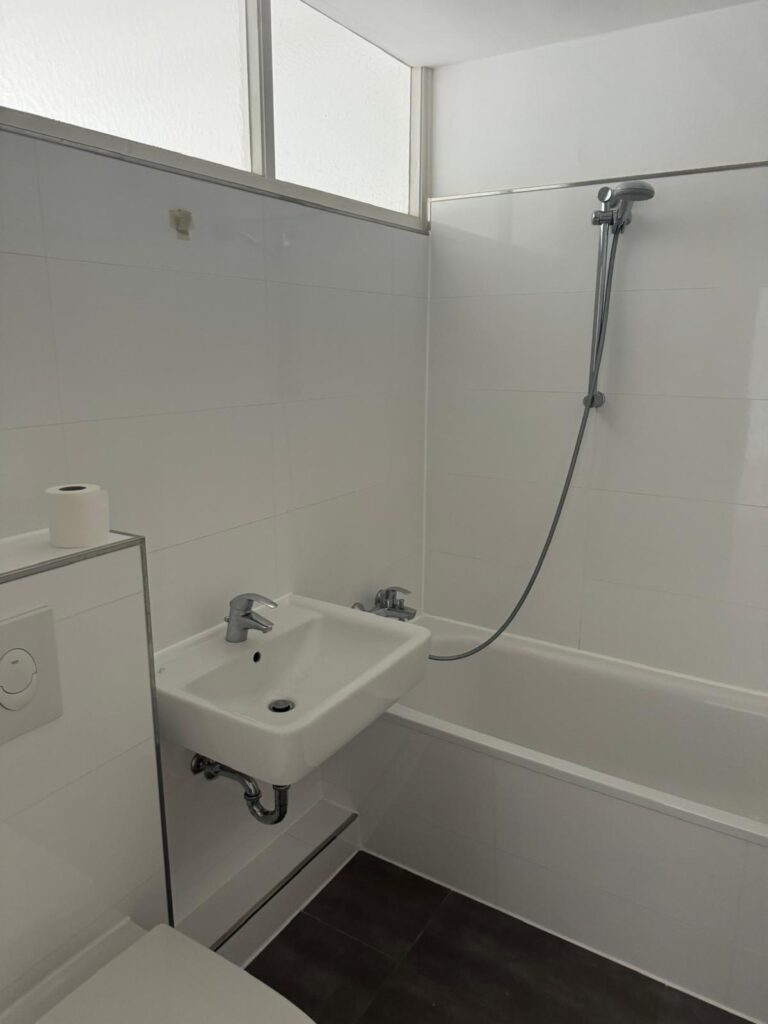 Helle 2-Zimmer-Wohnung (52 m²) im 5. OG mitte rechts mit Küche, Badewanne, Balkon, Aufzug & Kellerraum. Kaltmiete 565 € + 110 € BK + 40 € HK, Kaution 3 KM. Ruhige Lage nahe U-Bhf. Karl-Marx-Straße & Hasenheide. Optionaler PKW-Stellplatz anmietbar.