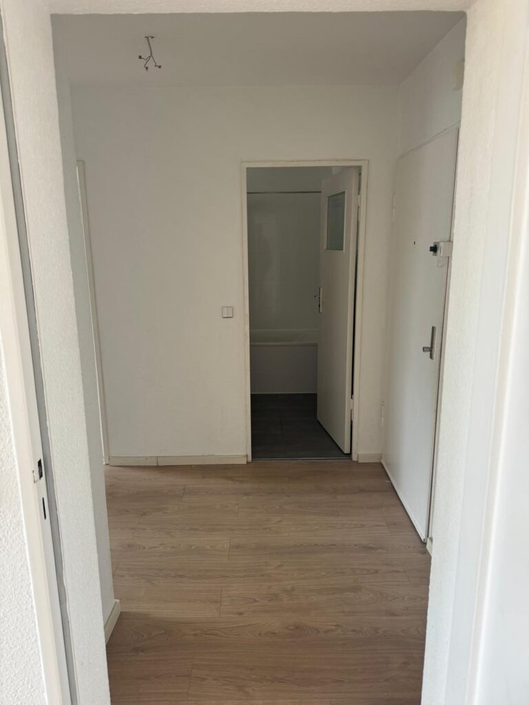 Helle 2-Zimmer-Wohnung (52 m²) im 5. OG mitte rechts mit Küche, Badewanne, Balkon, Aufzug & Kellerraum. Kaltmiete 565 € + 110 € BK + 40 € HK, Kaution 3 KM. Ruhige Lage nahe U-Bhf. Karl-Marx-Straße & Hasenheide. Optionaler PKW-Stellplatz anmietbar.