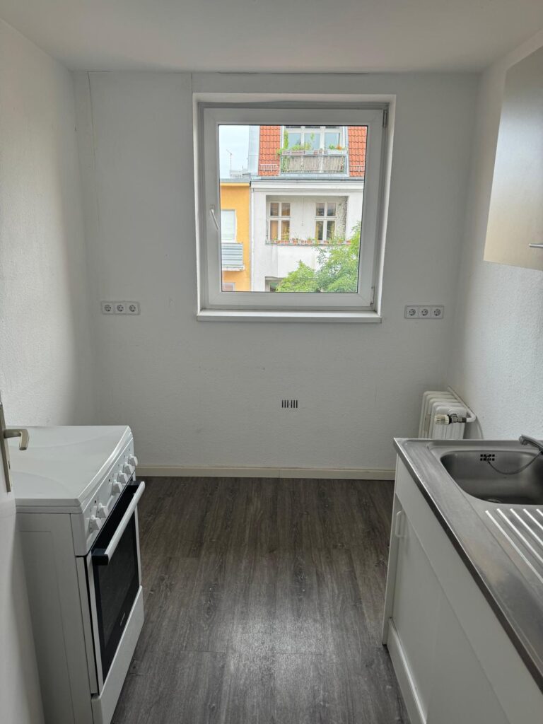 Helle 2-Zimmer-Wohnung (52 m²) im 5. OG mitte rechts mit Küche, Badewanne, Balkon, Aufzug & Kellerraum. Kaltmiete 565 € + 110 € BK + 40 € HK, Kaution 3 KM. Ruhige Lage nahe U-Bhf. Karl-Marx-Straße & Hasenheide. Optionaler PKW-Stellplatz anmietbar.