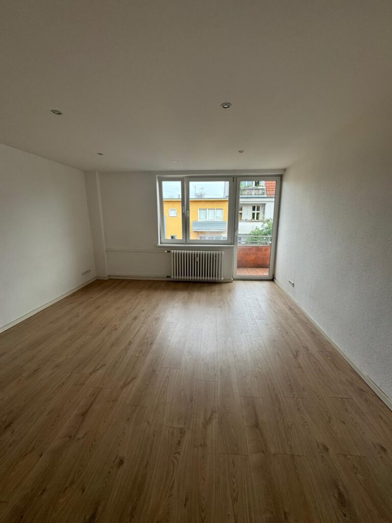 Helle 2-Zimmer-Wohnung (52 m²) im 5. OG mitte rechts mit Küche, Badewanne, Balkon, Aufzug & Kellerraum. Kaltmiete 565 € + 110 € BK + 40 € HK, Kaution 3 KM. Ruhige Lage nahe U-Bhf. Karl-Marx-Straße & Hasenheide. Optionaler PKW-Stellplatz anmietbar.