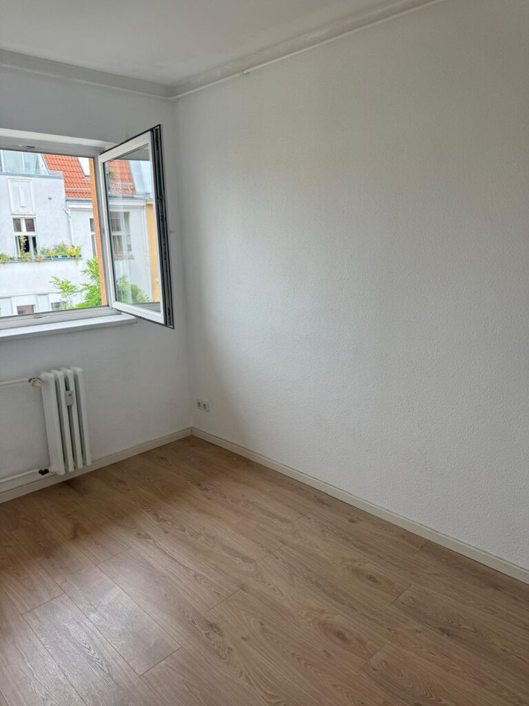 Helle 2-Zimmer-Wohnung (52 m²) im 5. OG mitte rechts mit Küche, Badewanne, Balkon, Aufzug & Kellerraum. Kaltmiete 565 € + 110 € BK + 40 € HK, Kaution 3 KM. Ruhige Lage nahe U-Bhf. Karl-Marx-Straße & Hasenheide. Optionaler PKW-Stellplatz anmietbar.