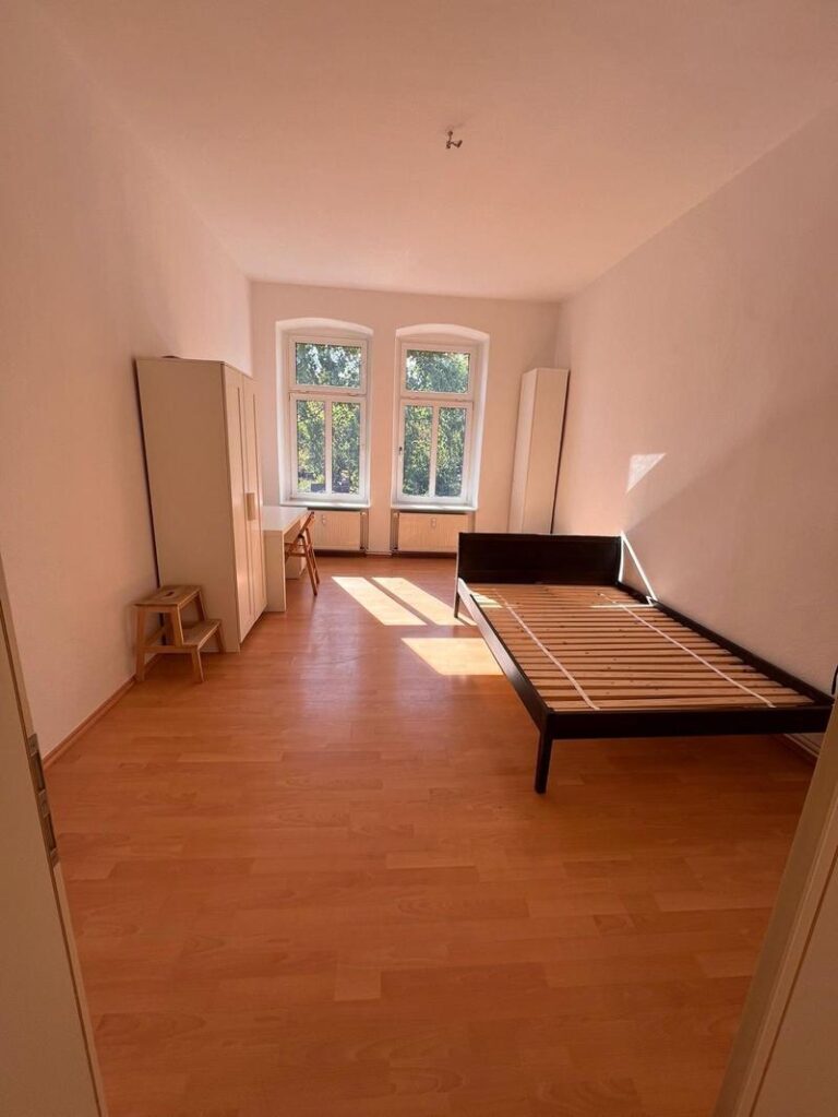 Moderne 2-Zimmer-Altbauwohnung (45 m²) im VH 1. OG links mit Einbauküche, Duschbad & Keller. Kaltmiete 1.200 € + 150 € BK, Kaution 3 KM. Toplage in Prenzlauer Berg nahe Mauerpark & Kollwitzkiez, umgeben von Cafés & Kultur. Exzellente ÖPNV-Anbindung (U2, Tram, Bus) Richtung Mitte & City-West.