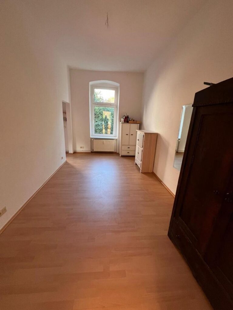 Moderne 2-Zimmer-Altbauwohnung (45 m²) im VH 1. OG links mit Einbauküche, Duschbad & Keller. Kaltmiete 1.200 € + 150 € BK, Kaution 3 KM. Toplage in Prenzlauer Berg nahe Mauerpark & Kollwitzkiez, umgeben von Cafés & Kultur. Exzellente ÖPNV-Anbindung (U2, Tram, Bus) Richtung Mitte & City-West.