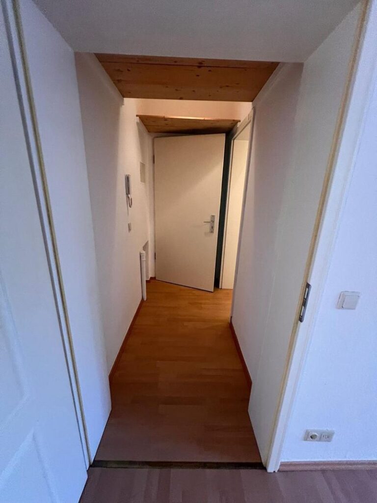Moderne 2-Zimmer-Altbauwohnung (45 m²) im VH 1. OG links mit Einbauküche, Duschbad & Keller. Kaltmiete 1.200 € + 150 € BK, Kaution 3 KM. Toplage in Prenzlauer Berg nahe Mauerpark & Kollwitzkiez, umgeben von Cafés & Kultur. Exzellente ÖPNV-Anbindung (U2, Tram, Bus) Richtung Mitte & City-West.