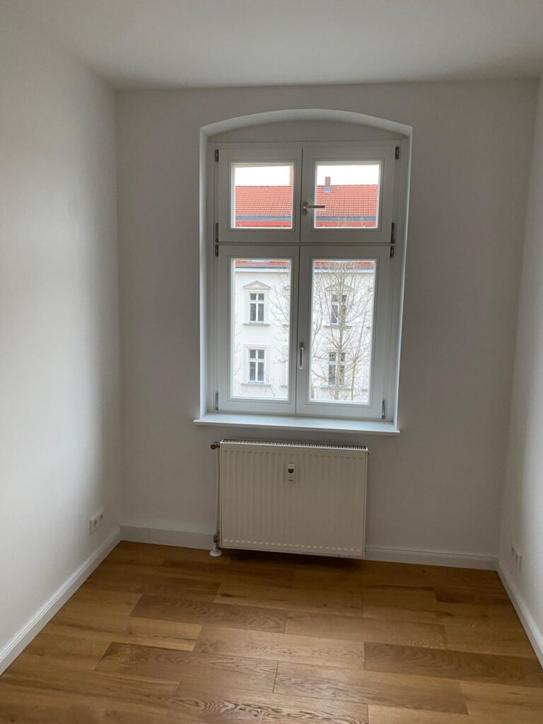 Gemütliche 2-Zimmer-Altbauwohnung (56 m²) im 4. OG links mit Küche, Duschbad & Keller. Kaltmiete 610 € + 140 € BK, Kaution 3 KM. Beliebte Lage im Prenzlauer Berg nahe Kollwitzkiez mit vielfältiger Gastronomie, Märkten & Top-ÖPNV-Anbindung (U2, Tram, Bus) Richtung Alexanderplatz.