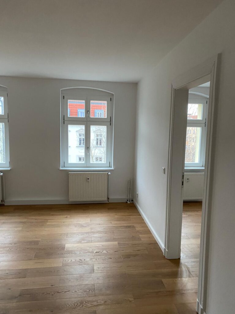 Gemütliche 2-Zimmer-Altbauwohnung (56 m²) im 4. OG links mit Küche, Duschbad & Keller. Kaltmiete 610 € + 140 € BK, Kaution 3 KM. Beliebte Lage im Prenzlauer Berg nahe Kollwitzkiez mit vielfältiger Gastronomie, Märkten & Top-ÖPNV-Anbindung (U2, Tram, Bus) Richtung Alexanderplatz.